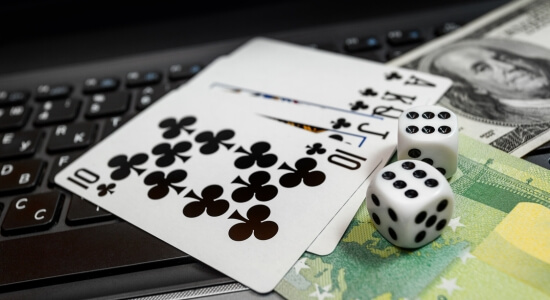 Argent avec des cartes de casino et des dés