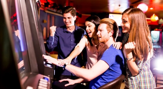 Les gens jouent aux machines à sous